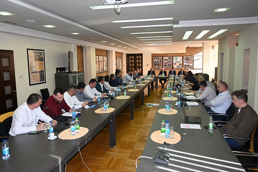 БАЊАЛУКА, 25. ФЕБРУАРА /СРНА/ - Министар енергетике и рударства Републике Српске Петар Ђокић током састанка са руководством предузећа "Електрокрајина" и генералним директором "Електропривреде Републике Српске" Луком Петровићем.