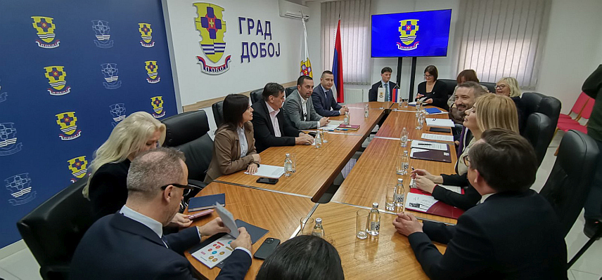 ДОБОЈ, 25. ФЕБРУАРА /СРНА/ - Градоначелник Добоја Борис Јеринић поручио је да су дијалог и компромис основа за мир и безбједност и да је задовољан што је овај град данас домаћин амбасадорима Норвешке и Шпаније, те представницима дипломатског кора Велике Британије и Црне Горе акредитованих у БиХ.	
