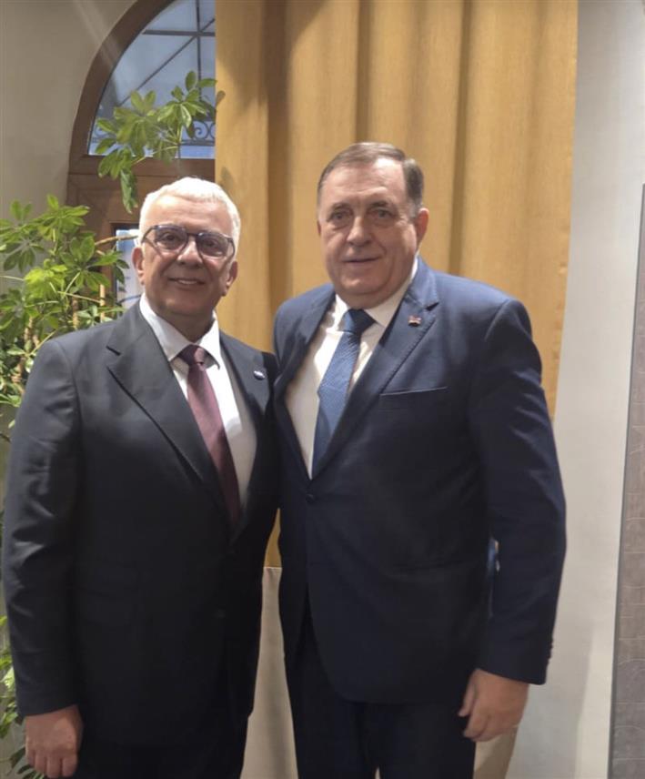 БАЊАЛУКА, 25. ФЕБРУАРА /СРНА/ - Предсједник СНСД-а Милорад Додик разговарао је данас са лидером Нове српске демократије и предсједником Скупштине Црне Горе Андријом Мандићем и указао да границе међу земљама нису препрека националном и духовном јединству српског народа.