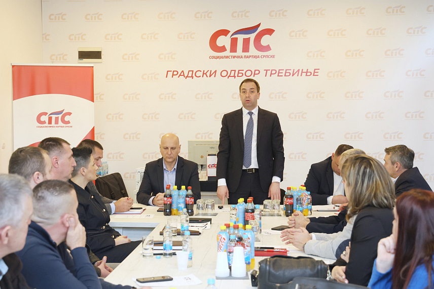 ТРЕБИЊЕ, 25. ФЕБРУАРА /СРНА/ - Предсједник СПС-а Горан Селак и потпредсједник партије Максим Скоко, присуствовали су вечерас регионалном састанку странке на којем су учествовали представници одбора из Требиња, Гацка, Билеће, Невесиња и Љубиња.