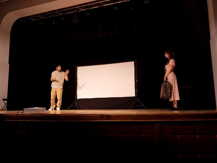 ПРЊАВОР, 25. ФЕБРУАРА /СРНА/ - Глумци Ана Лечић и Стеван Пиале извели су вечерас у Прњавору мелодраму "Кућа на плажи", мултимедијални позоришни филм, гдје се дио представе састоји од видео-записа са извођењем на сцени.