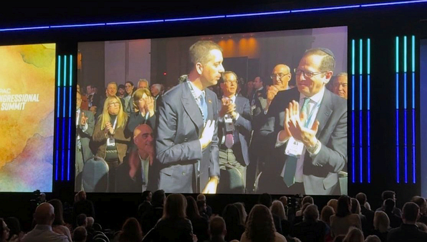 ВАШИНГТОН, 25. ФЕБРУАРА /СРНА/ - Предсједник Америчко-израелског комитета за јавне послове Бернард Каминетски одао је посебно признање министру спољних послова Србије Марку Ђурићу за све што је учинио за ослобађање талаца у Гази, међу којима је и млади пијаниста српско-израелски држављани Алон Охел.