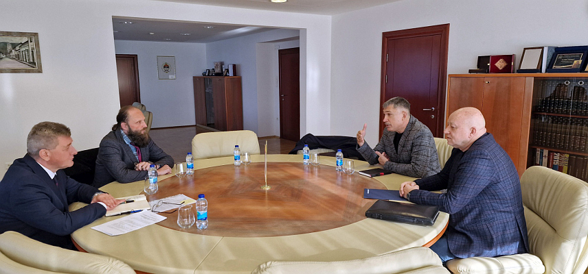 БАЊАЛУКА, 26. ФЕБРУАРА /СРНА/ - Министар за научнотехнолошки развој и високо образовање Драга Мастиловић састао се данас у Бањалуци са представником Државне руске корпорације "Ростех" из Србије Александром Восмирком.