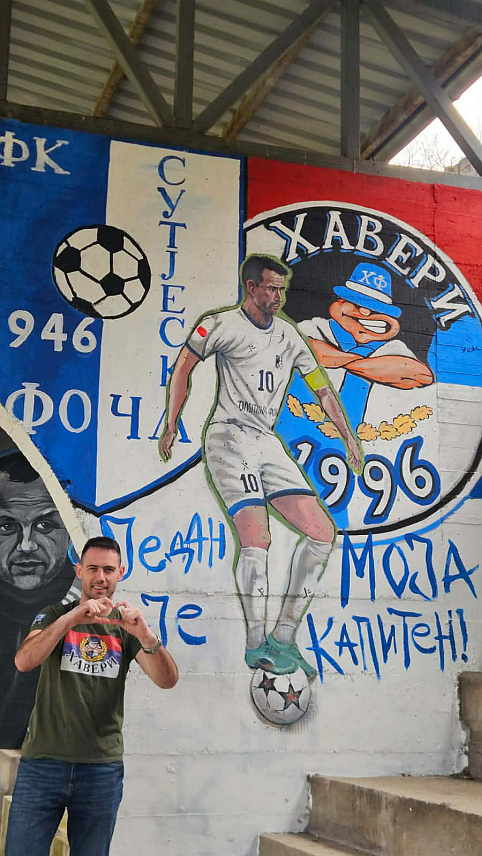 ФОЧА, 26. ФЕБРУАРА /СРНА/ - Дугогодишњи капитен Фудбалског клуба "Сутјеска" Никола Мојовић добио је мурал на градском стадиону у Фочи, чиме је навијачка група "Хавери" изразила захвалност фудбалеру који је за фочански тим одиграо око 400 првенствених и утакмица у куп такмичењима.
