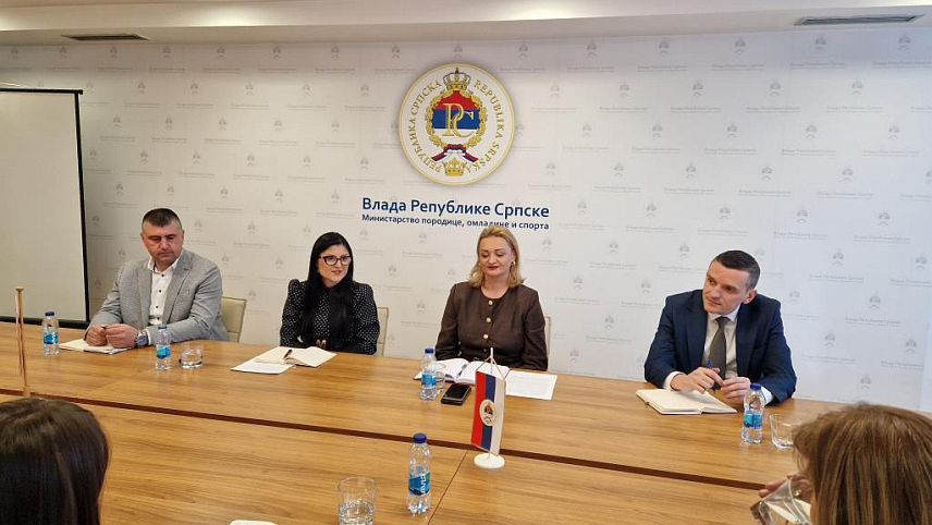 БАЊАЛУКА, 26. ФЕБРУАРА /СРНА/ - Министар породице, омладине и спорта Републике Српске Ирена Игњатовић разговарала је са представницама сигурних кућа у Републици Српској о потреби измјене законских прописа у вези са спречавањем насиља у породици, начину функционисања сигурних кућа и проблемима финансирања с којима се суочавају.	

