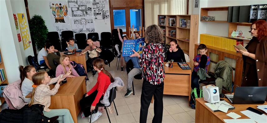 МРКОЊИЋ ГРАД, 26. ФЕБРУАРА /СРНА/ - Ученици четвртог разреда мркоњићке Основне школе "Петар Кочић" учествовали су данас у радионици поводом Свјетског дана читања бајки, организованој у локалној Народној библиотеци.