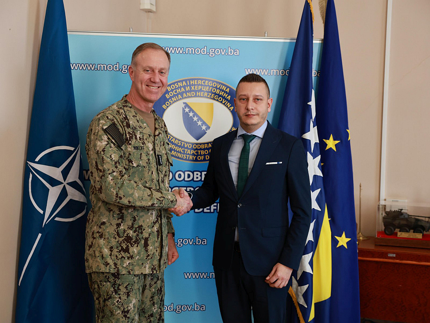 САРАЈЕВО, 26. ФЕБРУАРА /СРНА/ – Замјеник министра одбране у Савјету министара Александар Гогановић састао се данас у Сарајеву са адмиралом Оружаних снага САД Џорџом Викофом, који истовремено обавља дужности команданта Поморских снага САД за Европу и Африку, као и команданта Здружених савезничких снага у Напуљу.