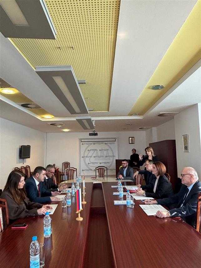 БАЊАЛУКА, 26. ФЕБРУАРА /СРНА/ - Представници предузећа "Шуме Српске" и надлежних министарства потписали су данас у Бањалуци протокол којим ће бити обезбијеђено огревно дрво за борачке организације и пензионере у Српској за 2026. годину, протокол су потписали министар пољопривреде, шумарства и водопривреде Републике Српске Анђелка Кузмић, министар рада и борачко-инвалидске заштите Радан Остојић и директор "Шума Српске" Блашко Каурин.