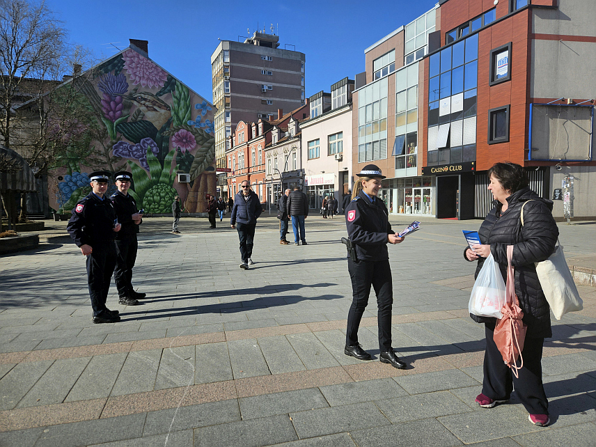 ПРИЈЕДОР, 27. ФЕБРУАРА /СРНА/ - Припадници Полицијске управе Приједор данас су на Тргу мајора Зорана Карлице спровели превентивну активност у оквиру пројекта "Унапређење одговора на дигитално насиље над женама и дјевојчицама у БиХ".