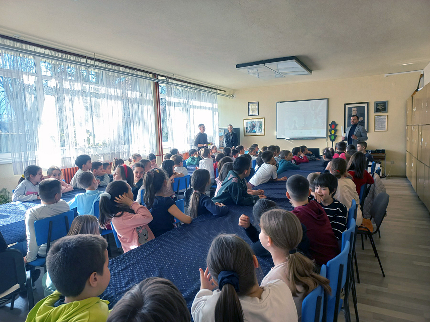 БАЊАЛУКА, 27. ФЕБРУАРА /СРНА/ - Горан Бошњак из Агенције за безбједност саобраћаја Републике Српске одржао је данас предавање ученицима других разреда Основне школе "Доситеј Обрадовић" у Бањалуци да би их упозорио на грешке које пјешаци најчешће чине.