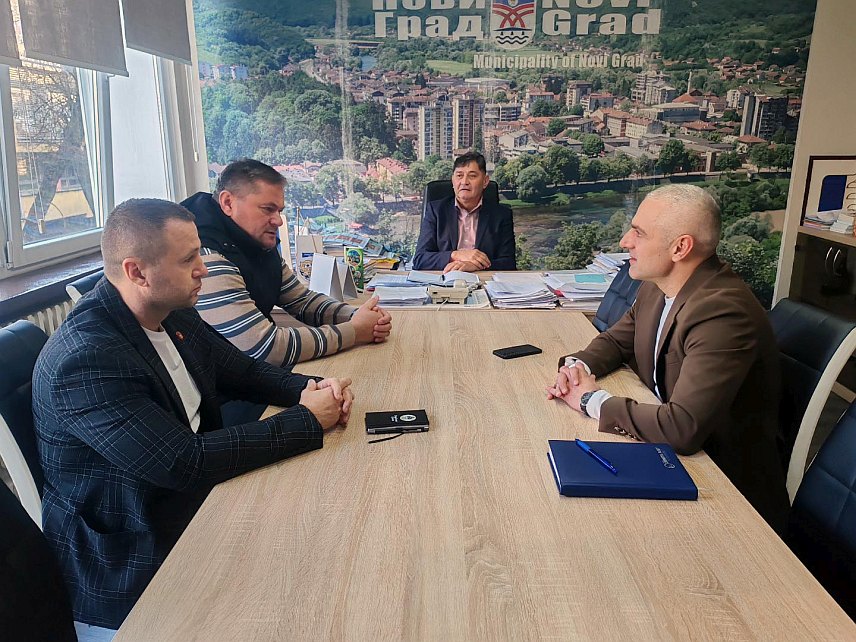 НОВИ ГРАД, 27. ФЕБРУАРА /СРНА/ - Начелник општине Нови Град Мирослав Дрљача разговарао је данас са представницима Сектора за деминирање Републичке управе цивилне заштите.