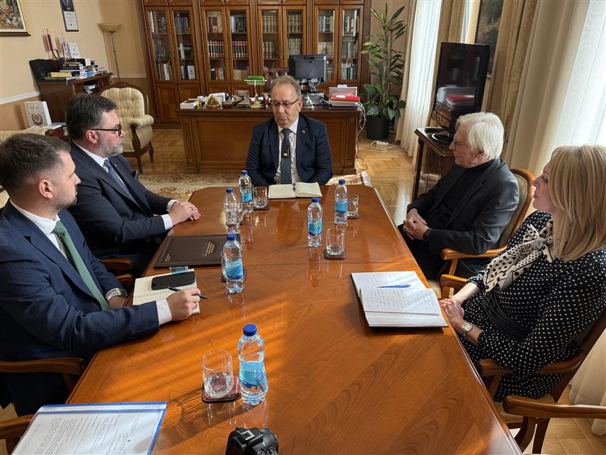 БАЊАЛУКА, 27. ФЕБРУАРА /СРНА/ - Министар спољне трговине и економских односа у Савјету министара Сташа Кошарац данас у Бањалуци током посјете Академији наука и умјетности Републике Српске /АНУРС/ и разговора са предсједником АНУРС-а Драгољубом Мирјанићем.