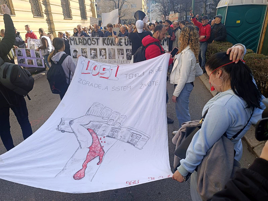 САРАЈЕВО, 27. ФЕБРУАРА /СРНА/ – Неколико стотина грађана протестовало је данас испред зграде Тужилаштва Кантона Сарајево, гдје су на осмим протестима након трагичне трамвајске несреће затражили јасне одговоре о узроцима и одговорности, поручивши да неће одустати од борбе за истину и правду.