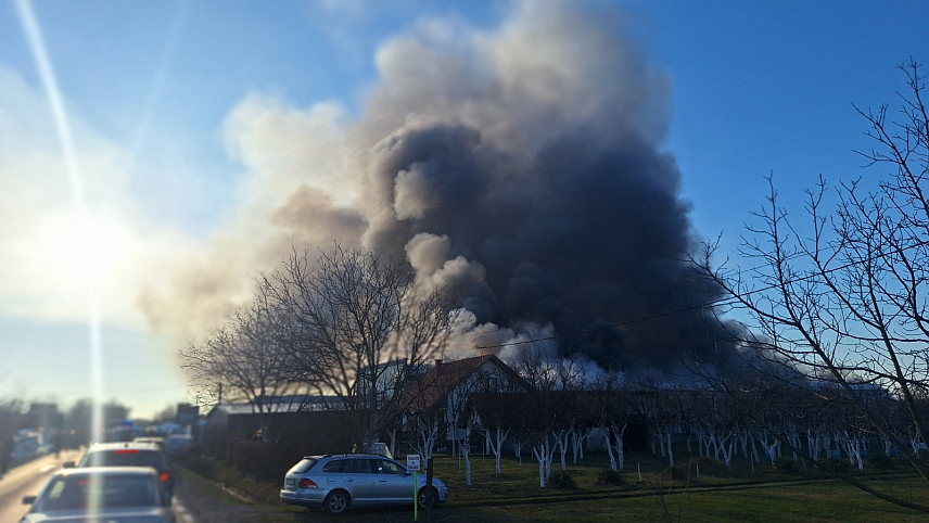 БРЧКО, 27. ФЕБРУАРА /СРНА/ - У насељу Буквик код Брчког избио је пожар огромних размјера који је захватио већи дио тамошње фабрике намјештаја "Ализино" и, према првим информацијама, има повријеђених.