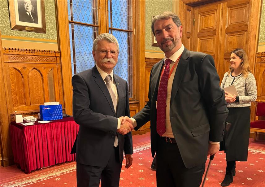 САРАЈЕВО, 27. ФЕБРУАРА /СРНА/ - Предсједавајући Представничког дома Парламентарне скупштине БиХ Маринко Чавара данас је у Будимпешти предсједнику мађарске Народне скупштине Ласлу Коверу пренио посебну захвалност за досљедну и видљиву подршку Мађарске европском путу БиХ.