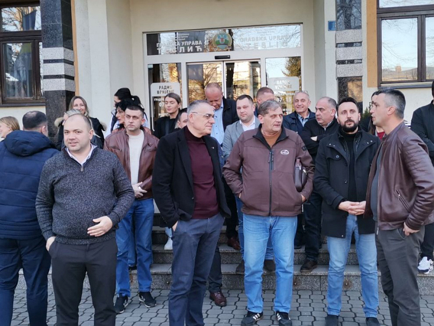 ТЕСЛИЋ, 27. ФЕБРУАРА /СРНА/ - Градоначелник Теслића Милан Миличевић и одборници окупљени око СДС-а који чине скупштинску већину у локалном парламенту упутили су подршку Јелићу.