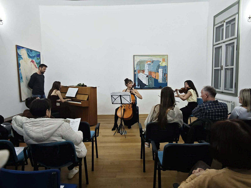 НОВИ ГРАД, 27. ФЕБРУАРА /СРНА/ - У Вијећници у Новом Граду вечерас је одржан концерт ученица четвртог разреда приједорске средње Музичке школе "Саво Балабан" Ање Маран на виолини, Ребеке Малешевић на виолончелу и Анастасије Којић на клавиру.