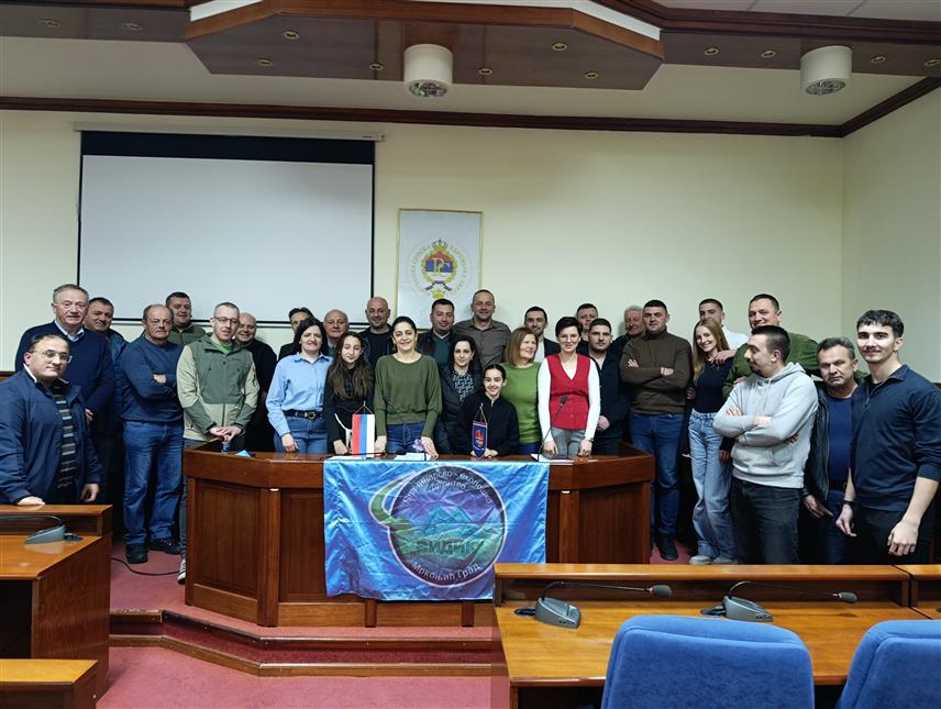 МРКОЊИЋ ГРАД, 27. ФЕБРУАРА /СРНА/ - Планинарско-еколошко друштво "Видик" из Мркоњић Града реализовало је током прошле године око 40 разних акција, међу којима су чишћење и маркирање стаза, планинарске и еколошке акције, прослава крсне славе, планинарске нове године и друге.