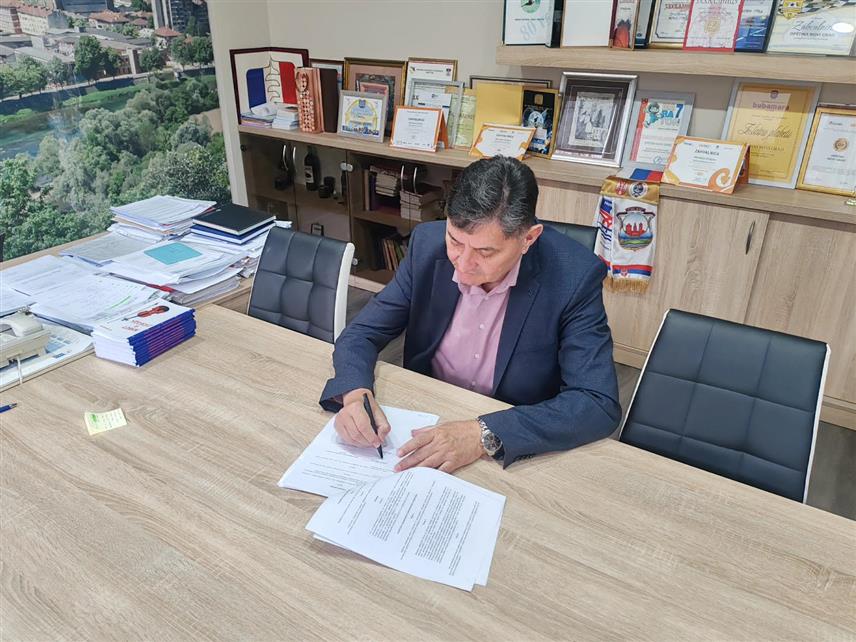 НОВИ ГРАД, 27. ФЕБРУАРА /СРНА/ - Начелник општине Нови Град Мирослав Дрљача потписао је данас уговор са представницима Министарства рада и борачко-инвалидске заштите Републике Српске о додјели 10.000 КМ грант средстава намијењених за спомен- обиљежја на подручју ове локалне заједнице.