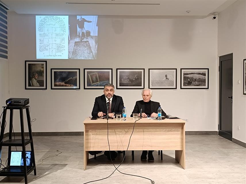 ИСТОЧНА ИЛИЏА, 28. ФЕБРУАРА /СРНА/ - Предавањем академског сликара Миливоја Унковића о ликовном стваралаштву Моме Капора, вечерас је у Источној Илиџи почела тродневна манифестација посвећена једном од најсвестранијих српских интелектуалаца 20. вијека.