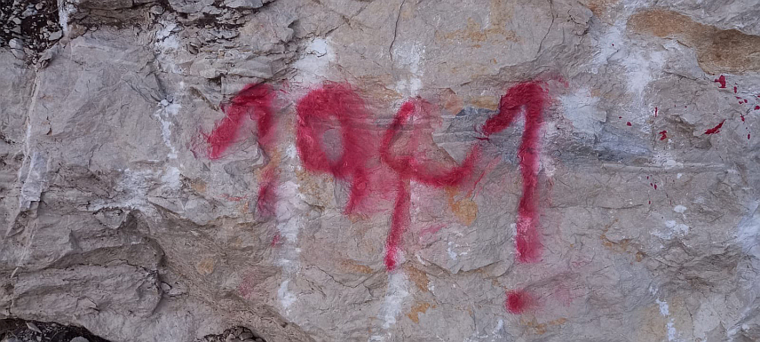 МЕTКОВИЋ, 2. ФЕБРУАРА /СРНА/ - Усташки поздрав "За дом спремни!", те графити "Усташе", "1941" и фашистичка свастика исписани су на улазу у већински српско село Глушци код Метковића у Хрватској, потврдили су мјештани за Срну.