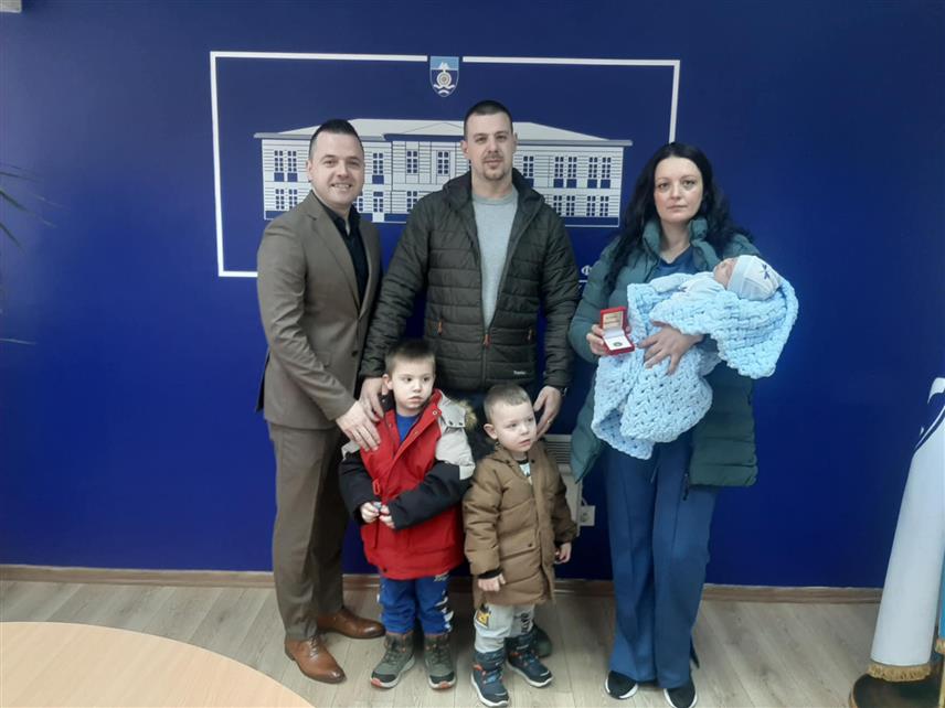 ФОЧА, 2. ФЕБРУАРА /СРНА/ - Прворођену фочанску бебу у овој години Зорана Грубачића из Кута, златником је данас даривао начелник општине Милан Вукадиновић.