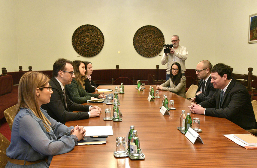 БЕОГРАД, 2. ФЕБРУАРА /СРНА/ - Директор Канцеларије за Косово и Метохију Петар Петковић упознао је данас специјалног изасланика за Балкан Министарства спољних послова Словеније Анжеја Франгеша о политичком и институционалном насиљу које власт у Приштини на челу са Аљбином Куртијем спроводи над српским народом.