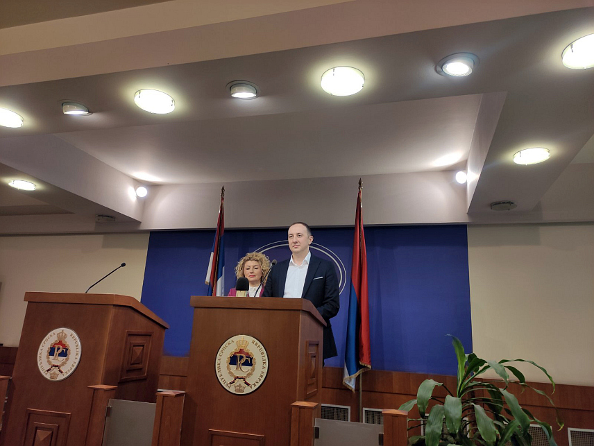 БАЊАЛУКА, 2. ФЕБРУАРА/СРНА/ - Шеф Клуба посланика СДС-а у Народној скупштини Републике Српске Огњен Бодирога и посланик СДС-а Мирјана Орашанин на конференцији за новинаре.