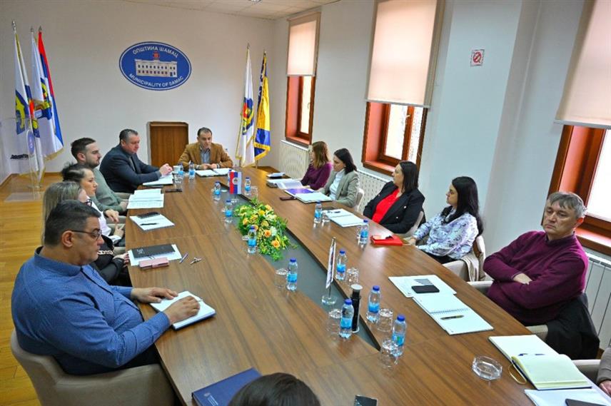 ШАМАЦ, 2. ФЕБРУАР /СРНА/ - Састанак директора јавних предузећа и установа код начелника општине Шамац Ђорђа Милићевића одржан данас у Шамцу.