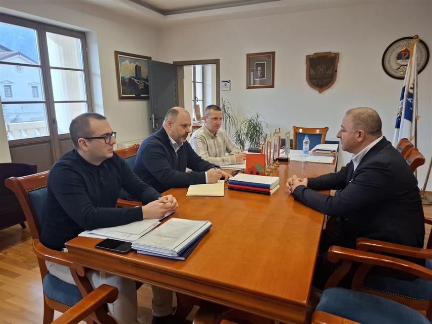 ВИШЕГРАД, 3. ФЕБРУАРА /СРНА/ - Начелник општине Вишеград Младен Ђуревић разговарао је данас са вршиоцем дужности директора "Путева Републике Српске" Мирославом Јанковићем.