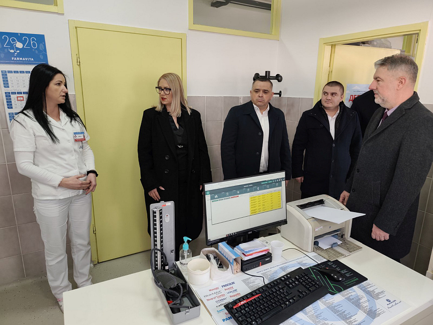ЛАКТАШИ, 3. ФЕБРУАРА /СРНА/ - Министар здравља и социјалне заштите Републике Српске Ален Шеранић заједно је са градоначелником Лакташа Мирославом Бојићем посјетио је Дом здравља Лакташи.