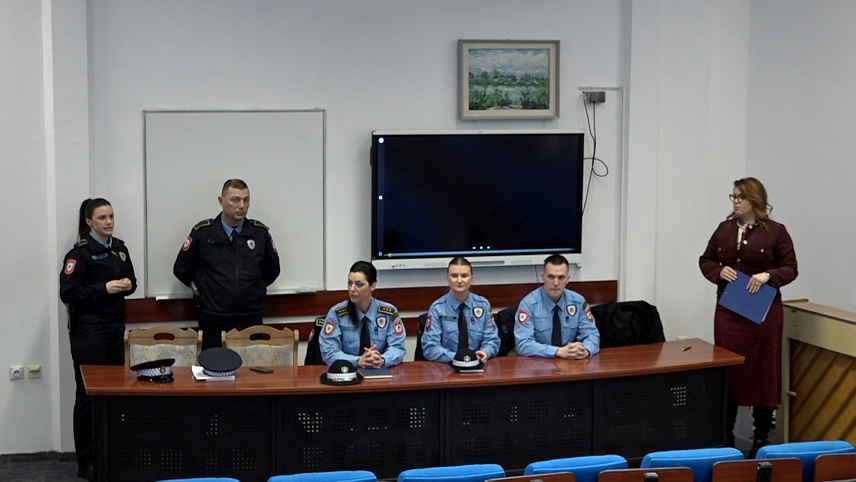 ГРАДИШКА, 3. ФЕБРУАРА /СРНА/ - Градишки средњошколци данас су потврдили велику заинтересованост за Полицијску академију, а на промоцији уписа истакнуто је да кадети, између осталог, имају обезбијеђене смјештај и храну, али и књиге.