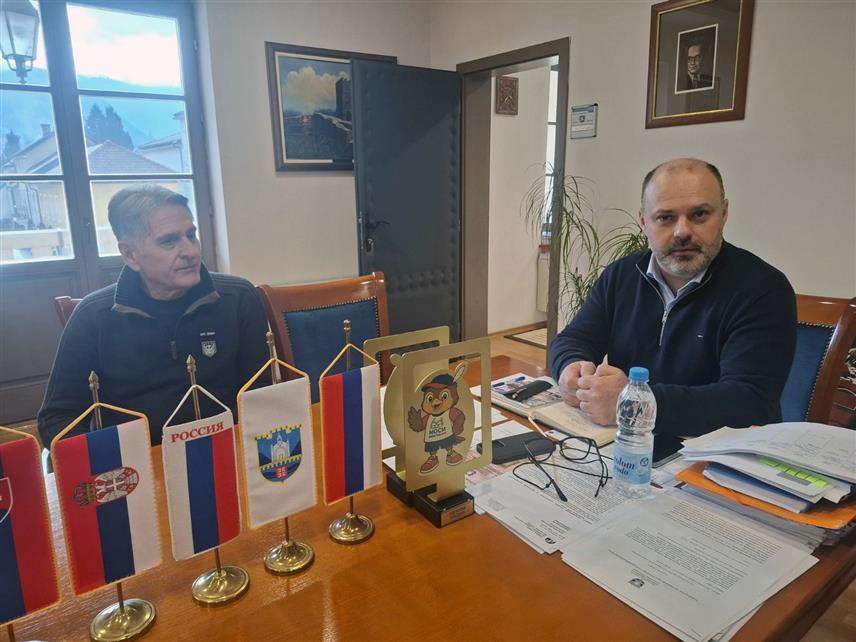 ВИШЕГРАД, 3. ФЕБРУАРА /СРНА/ - Начелник општине Вишеград Младен Ђуревић састао се данас у Вишеграду са предсједником КУД-а "Соко Хед" Чедомиром Гузином.