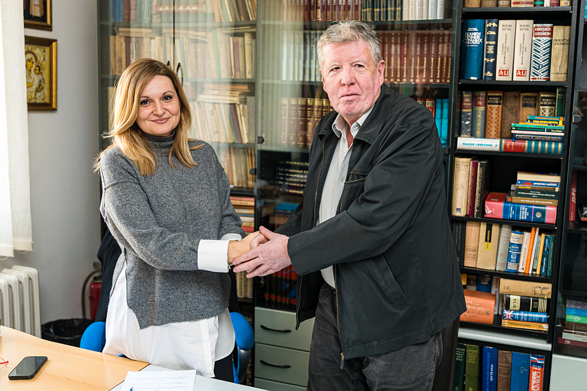 ПАЛЕ, 3. ФЕБРУАРА /СРНА/ - Вршилац дужности директора Народне библиотеке на Палама Ана Чегар и предсједник Удружења вишечланих породица "Четири плус" Жељко Нинковић потписали су данас споразум о бесплатној чланарини за чланове овог удружења.