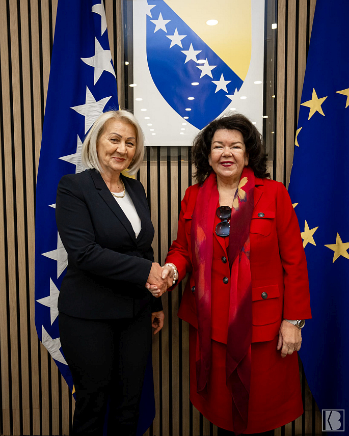 САРАЈЕВО, 3. ФЕБРУАРА /СРНА/ - Предсједавајућа Савјета министара Борјана Кришто разговарала је данас у Сарајеву са специјалним изаслаником Велике Британије за Балкан Карен Пирс о европском путу БиХ као најважнијем спољнополитичком циљу.