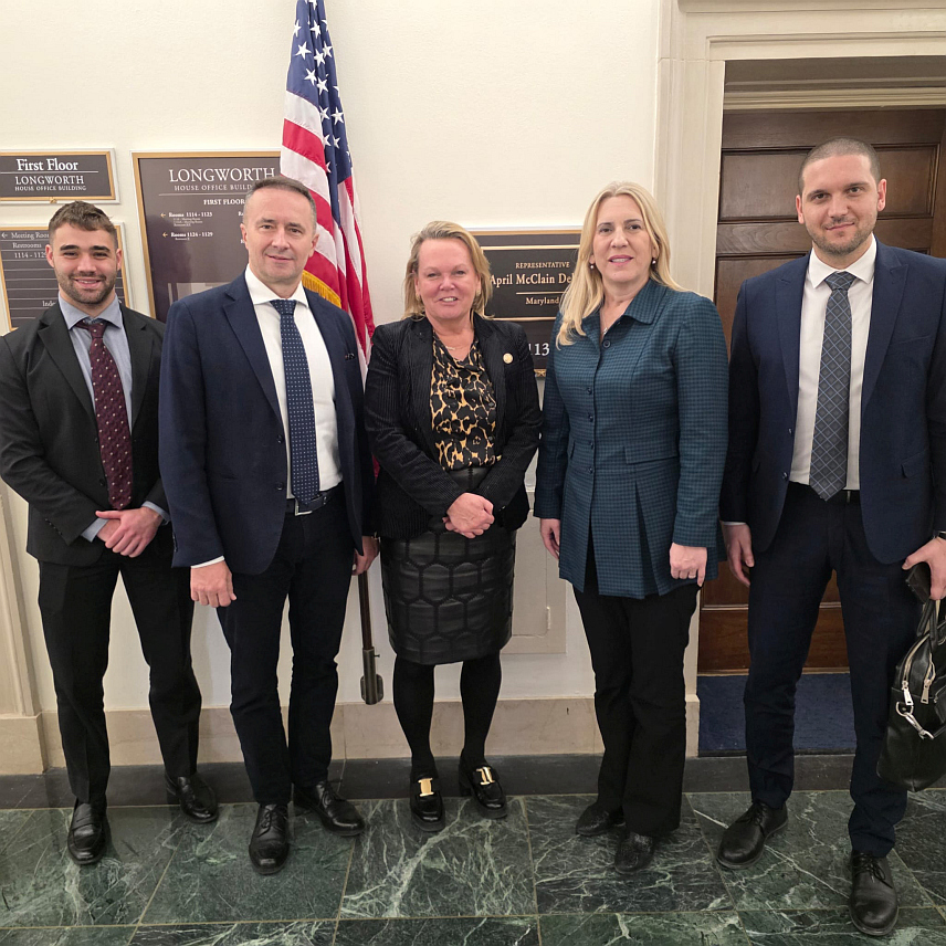 ВАШИНГТОН, 3. ФЕБРУАРА /СРНА/ - Српски члан Предсједништва БиХ Жељка Цвијановић састала се данас у Вашингтону са чланицом Представничког дома америчког Конгреса из Демократске странке Ејприл Меклејн Дилејн.