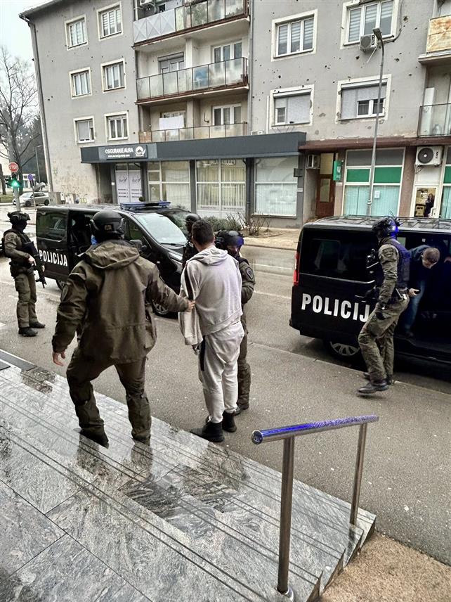 БИХАЋ, 4. ФЕБРУАРА /СРНА/ - У Бихаћу су ухапшена три лица осумњичена да су починила разбојништво на штету брзе поште "Икс експрес".