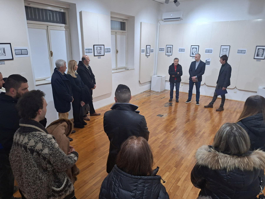 ФОЧА, 4. ФЕБРУАРА /СРНА/ - У Музеју "Стара Херцеговина" у Фочи отворена је изложба портрета "Велика имена малих екрана" фочанског умјетника Славише Вреће.