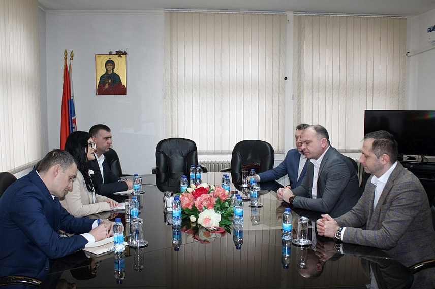 ЗВОРНИК, 4. ФЕБРУАРА /СРНА/ - Министар породице, омладине и спорта Републике Српске Ирена Игњатовић на данашњем састанку у Зворнику разговарала са градоначелником Бојаном Ивановићем.