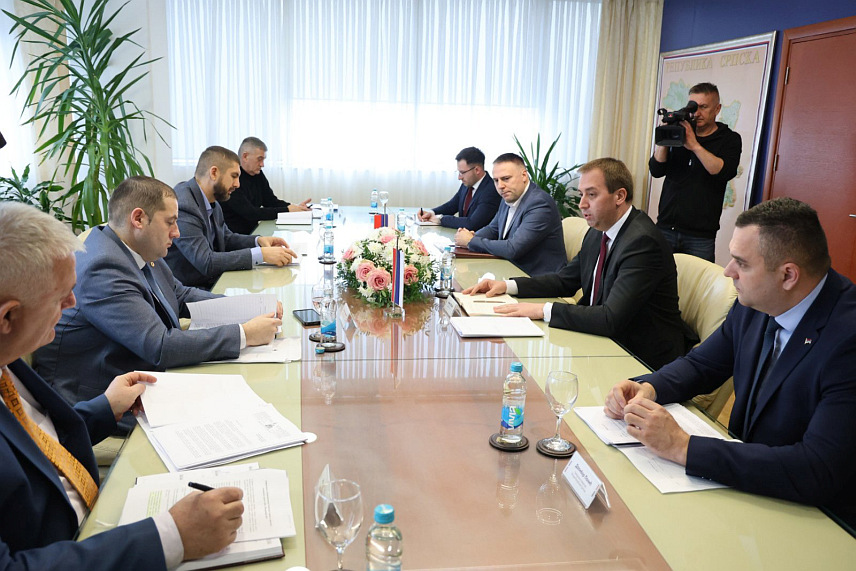 БАЊАЛУКА, 4. ФЕБРУАРА /СРНА/ - Влада Републике Српске покренуће поступак за оцјену уставности Закона о земљишним књигама Федерације БиХ /ФБиХ/ због уочених неправилности у поступцима уписа имовине и неинформисања странака у поступку, један је од закључака Интерресорне радне групе коју је Влада Српске формирала ради заштите имовинских права Срба у ФБиХ и пружања правне подршке Српској православној цркви /СПЦ/.