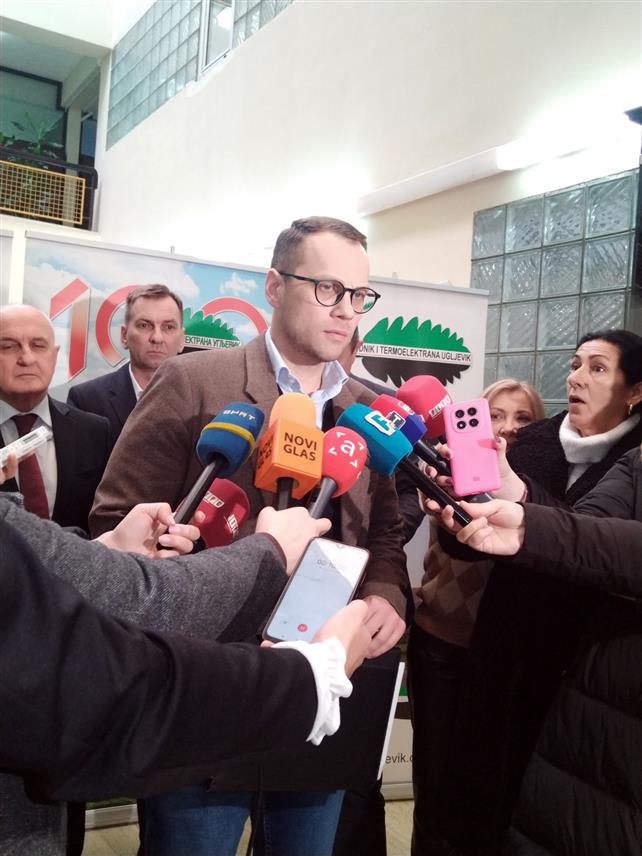 УГЉЕВИК, 4. ФЕБРУАРА /СРНА/ - Директор "Електро-Бијељине" Бојан Савић оцијенио је да је састанак у предузећу Рудник и Термоелектрана /РиТЕ/ "Угљевик" о рјешавању инфраструктурних проблема био изузетно конструктиван и исцрпан, те да ће предузеће на чијем је челу максимално помоћи у рјешавању проблема.