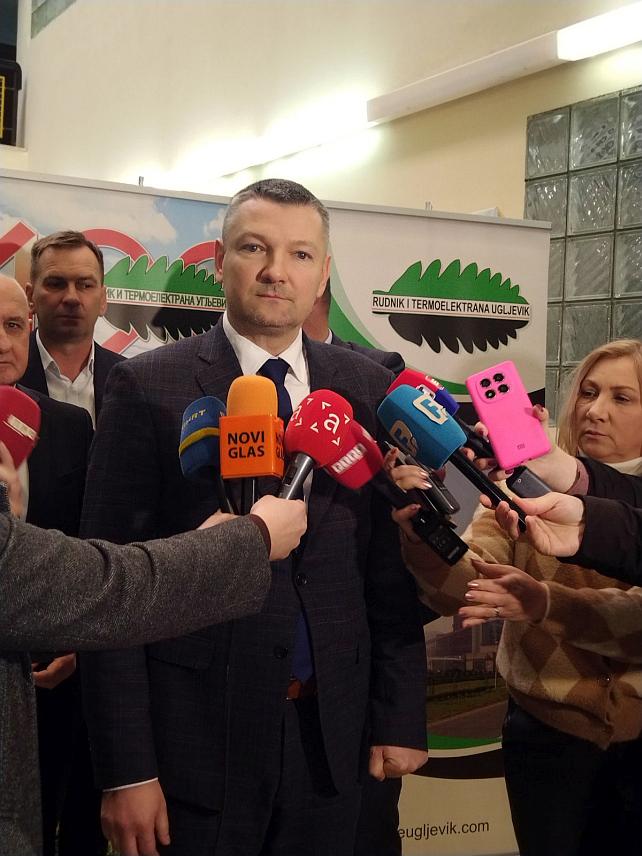 УГЉЕВИК, 4. ФЕБРУАРА /СРНА/ - Директор Рудника и Термоелектране /РиТЕ/ "Угљевик" Жарко Новаковић рекао је да су на састанку у Угљевику за рјешавање свих проблема грађана приликом напредовања рударских радова на површинском копу "Исток један" и "Исток два" задужена одређена лица за рјешавање свега спорног и дефинисани рокови.