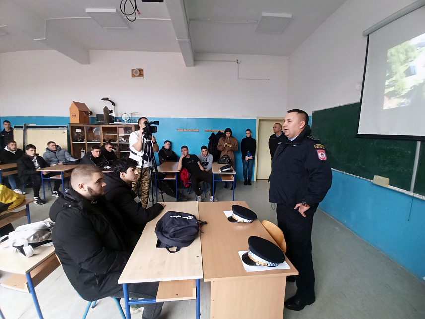 ЗВОРНИК, 4. ФЕРБУАРА /СРНА/ - Представници Управе за полицијско образовање Републике Српске и Полицијске управе Зворник представили су данас матурантима Техничког школског центра /ТШЦ/ у Каракају могућности уписа у Полицијску академију, начин школовања у овој академији, и саму полицијску професију.

