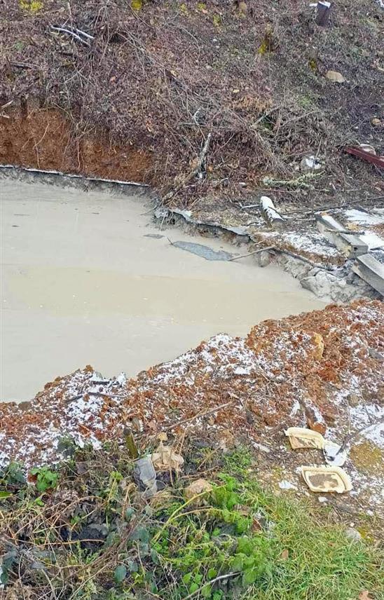 БЕОГРАД, 4. ФЕБРУАРА /СРНА/ - Полиција је ухапсила управника флотације у Руднику "Леце" због загађења тешким металима и другим супстанцама ријеке Јабланице у Медвеђи, саопштено је из Министарства унутрашњих послова /МУП/ Србије.