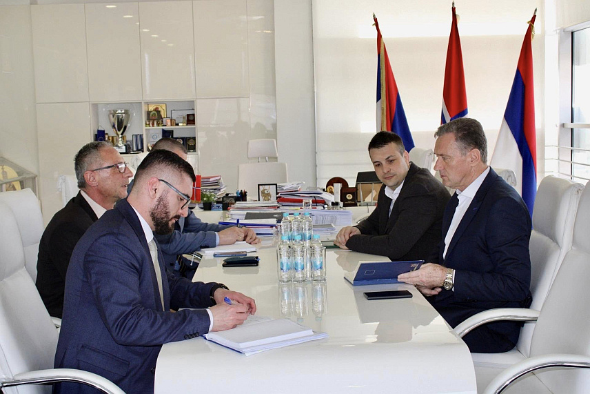 ИСТОЧНО САРАЈЕВО, 4. ФЕБРУАРА /СРНА/ - Предсједник Скупштине града Источно Сарајево Бошко Југовић састао се данас са министром рада и борачко-инвалидске заштите Републике Српске Раданом Остојићем.