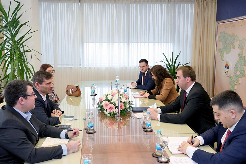 БАЊАЛУКА, 4. ФЕБРУАРА /СРНА/ - Министар правде Републике Српске Горан Селак разговарао је данас у Бањалуци са представницима Амбасаде Сједињених Америчких Држава у БиХ Марком Розеншилдом, директором Политичког одјељења Амбасаде САД у БиХ, и Тодом Булоком, директором Канцеларије Амбасаде САД у Бањалуци. 