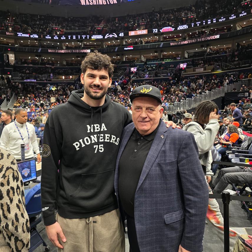 ВАШИНГТОН, 4. ФЕБРУАРА /СРНА/ - Предсједник СНСД-а Милорад Додик присуствовао је у Вашингтону кошаркашком мечу НБА лиге "Вашингтон визардс" и "Њујорк никс", гдје се сусрео са кошаркашем Тристаном Вукчевићем, репрезентативцем Србије и играчем "Визардса".