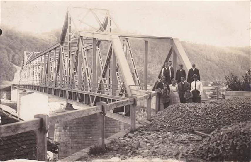 БРАТУНАЦ, 5. ФЕБРУАРА /СРНА/ - Стари мост на Дрини између Братунца и Љубовије - Љубовијски мост. Прве мостове на Дрини, скоро четири вијека након вишеградске Ћуприје подигла је Краљевина Срба, Хрвата и Словенаца.