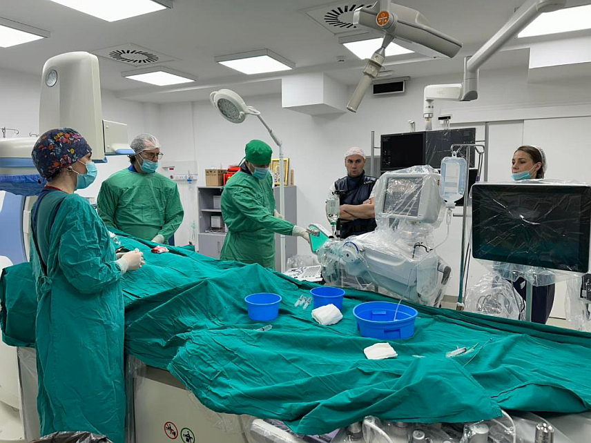 ФОЧА, 5. ФЕБРУАРА /СРНА/ - У Универзитетској болници Фоча уведена је савремена процедура у лијечењу крвних судова - минимално инвазивни ендоваскуларни хируршки захват који у односу на класичну васкуларну хирургију не захтијева општу анестезију и пацијенти се доста брже опорављају.