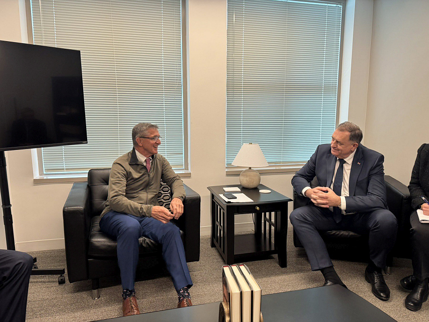 ВАШИНГТОН, 5. ФЕБРУАРА /СРНА/ - Предсједник СНСД-а Милорад Додик истакао је након разговора са америчким генералом Мајклом Флином, једним од најбољих познавалаца деструкције Дејтонског споразума коју су глобалисти годинама спроводили, да је било драгоцјено чути његове оцјене стања у БиХ, положаја Републике Српске и пројекције даљег развоја догађаја.